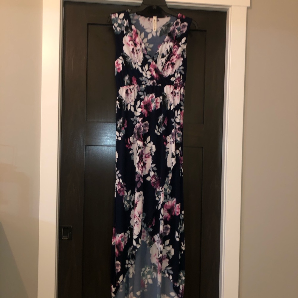 Vanilla Bay Floral dress! Like new! Size medium